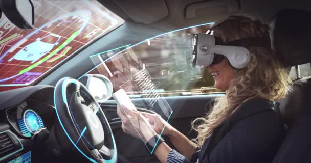 自動運転車にVrヘッドセットを装着した女性の上にインタラクティブな画面のアニメーション 世界的な接続とテクノロジーの概念 デジタルで生成されたビデオ — ストック動画