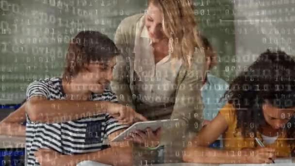 Digitale Zusammensetzung Der Binären Codierung Datenverarbeitung Gegen Weibliche Lehrer Und — Stockvideo