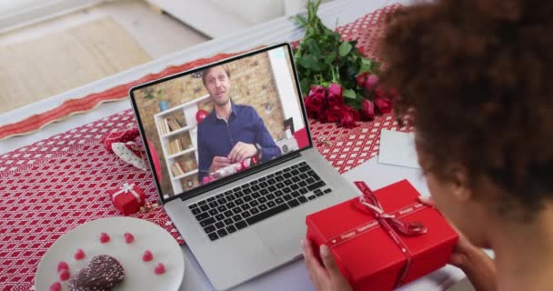 Diversa pareja en una fecha de San Valentín videollamada hombre en la pantalla que muestra anillo a la mujer regalo de apertura — Vídeos de Stock