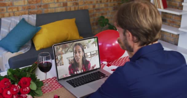 Olika par på en Alla hjärtans dag videosamtal man vinka till kvinna på bärbar skärm — Stockvideo