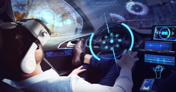 Animación de la pantalla sobre hombre de negocios con auriculares vr en coche de conducción autónoma — Vídeos de Stock