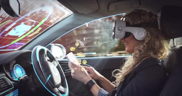 Animacja Ikon Emoji Nad Kobietą Noszącą Zestaw Słuchawkowy Samojezdnym Samochodzie — Wideo stockowe