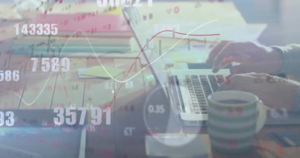 Animación de números cambiantes y procesamiento de datos financieros sobre el hombre que paga en línea utilizando el ordenador portátil — Vídeos de Stock