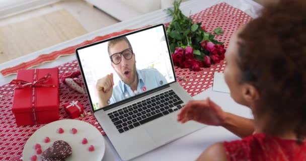 Diversi coppia su una data di San Valentino video chiamata donna che soffia bacio all'uomo sullo schermo del computer portatile — Video Stock