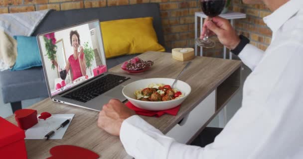 Divers paar op een valentijnsdag video call met behulp van laptop eten en drinken wijn vrouw op laptop — Stockvideo
