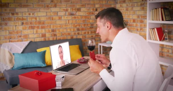Caucásico pareja haciendo valentines fecha videollamada hombre soplando beso a mujer en la pantalla del ordenador portátil — Vídeo de stock