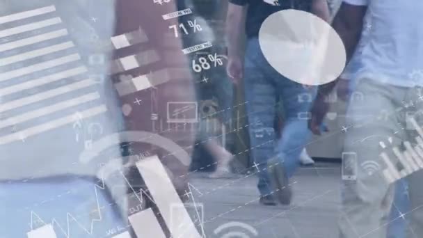 Digitale Samenstelling Van Financiële Gegevensverwerking Tegen Mensen Die Straat Lopen — Stockvideo