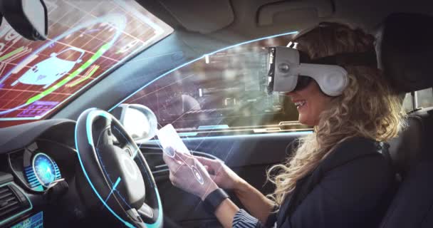 Animacja Cyfrowego Interfejsu Nad Kobietą Noszącą Zestaw Słuchawkowy Samojezdnym Samochodzie — Wideo stockowe