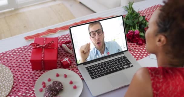 Diversa pareja en una fecha de San Valentín videollamada hombre en la pantalla del ordenador portátil hablando — Vídeos de Stock
