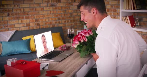 Casal caucasiano fazendo namorados data homem chamada de vídeo soprando beijo para mulher na tela do laptop — Vídeo de Stock