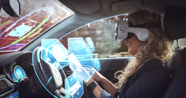 Анимирование цифрового интерфейса над женщиной, носящей VR-гарнитуру в самоуправляемом автомобиле — стоковое видео