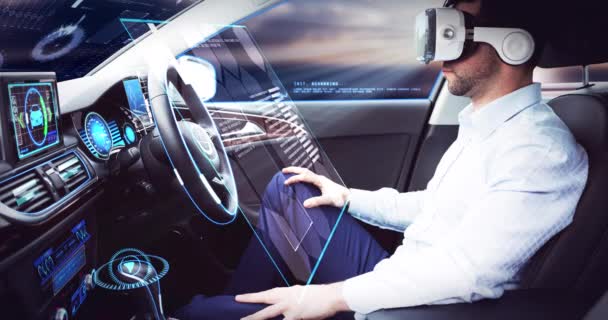 Animación de la pantalla interactiva sobre hombre de negocios con auriculares vr en coche de conducción autónoma — Vídeos de Stock