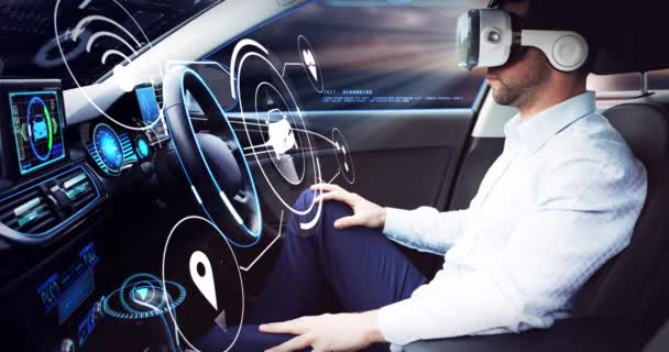 Animação de ícones digitais sobre empresário vestindo vr fone de ouvido em auto condução carro — Vídeo de Stock