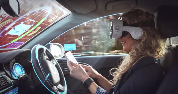 Animacja Baniek Mowy Nad Kobietą Noszącą Zestaw Słuchawkowy Samojezdnym Samochodzie — Wideo stockowe