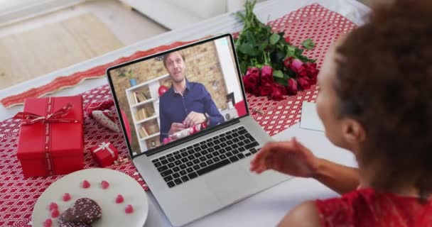 Zróżnicowana para na walentynki randka wideo zadzwoń kobieta dmuchanie pocałunek do mężczyzny na ekranie pokazując pierścień — Wideo stockowe