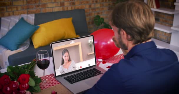 Casal caucasiano em um dia dos namorados chamada de vídeo sorrindo mulher na tela do laptop segurando rosa — Vídeo de Stock