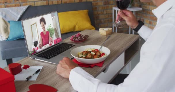 Diverse par på en datosamtale med laptop spising og drikke vin kvinne på laptop – stockvideo