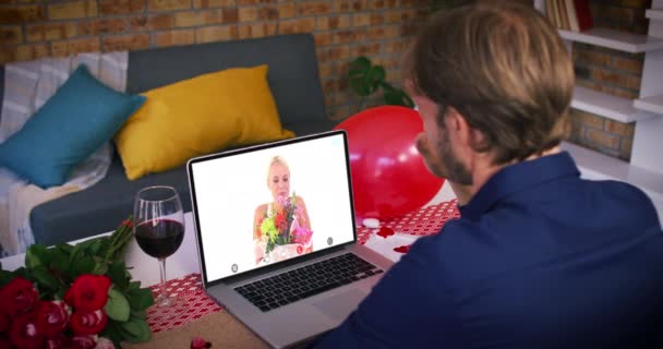 Blank paar op een valentijnsdag video oproep glimlachende vrouw op laptop scherm met bloemen — Stockvideo