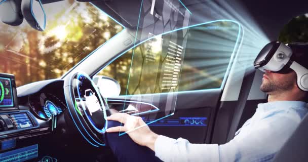 Анимация интерактивного экрана над бизнесменом в наушниках для самостоятельного вождения автомобиля — стоковое видео