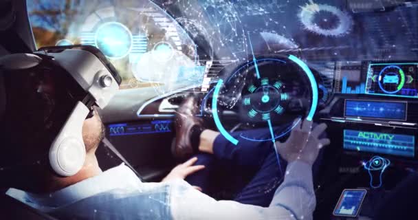 Animación de iconos digitales sobre hombre de negocios con auriculares vr en coche de conducción autónoma — Vídeos de Stock