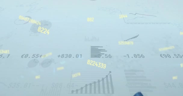 Animation Des Zahlenwechsels Und Der Datenverarbeitung Über Blauer Einkaufstasche Globales — Stockvideo