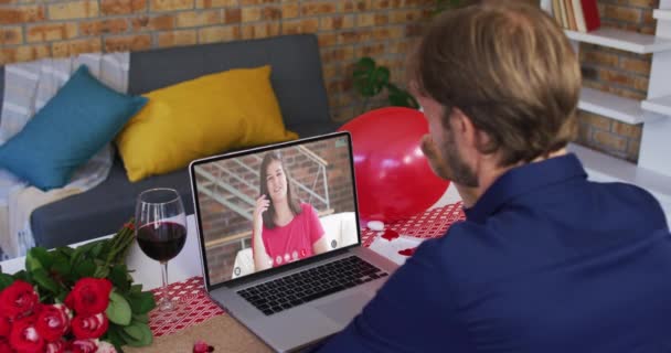Kaukasisches Paar auf einem Valentinstag Date Video-Anruf Mann winkt Frau auf dem Bildschirm — Stockvideo