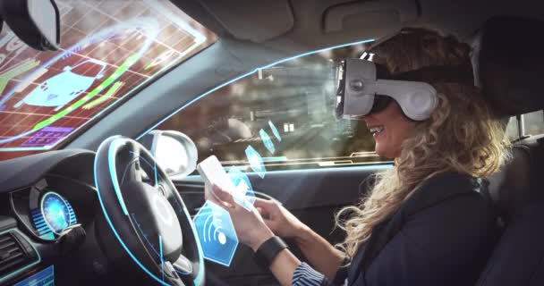 Animazione dell'interfaccia digitale sulla donna che indossa auricolari vr in auto guida autonoma — Video Stock