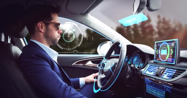 Animación de interfaz digital sobre hombre de negocios en auto conducción de coches — Vídeos de Stock