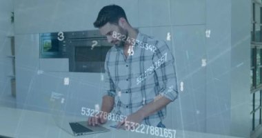 Dizüstü bilgisayar kullanarak insan üzerinde veri işleme ve değişen numaraların animasyonu. küresel iş ve finans kavramı dijital olarak oluşturulan video.
