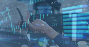 Ofiste çalışan bir adamla istatistikleri gösteren dijital arayüz animasyonu. Dijital arayüz ve küresel iş, dijital olarak oluşturulan video