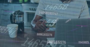 Bilgisayarı kullanan adamın online ödeme yapması üzerine rakamların değişmesi ve finansal veri işleme animasyonu. küresel iş ve finans kavramı dijital olarak oluşturulan video.