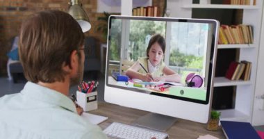 Beyaz erkek öğretmen okul kızıyla video görüşmesinde bilgisayar kullanıyor. Çevrimiçi eğitim karantina süresince evde tek başına kalıyor..