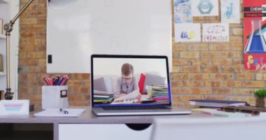 Beyaz öğrencilerin öğrenme yetenekleri bilgisayar ekranında görüntülendi. Çevrimiçi eğitim karantina süresince evde tek başına kalıyor..