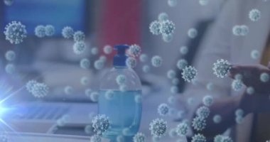 Ofiste ellerini sterilize eden kadının orta kesiminde yüzen kovid 19 hücrenin animasyonu. Coronavirus covid 19 salgını sırasında sağlık ve korunma, dijital olarak üretilen video.