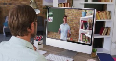 Beyaz erkek öğrenci, erkek öğretmenle video görüşmesinde bilgisayar kullanıyor. Çevrimiçi eğitim karantina süresince evde tek başına kalıyor..