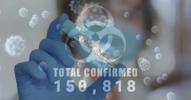 Biyolojik tehlike işareti covid 19 hücrelerinin canlandırılması, laboratuvarda maskeli bir kadın olduğu doğrulandı. Koronavirüs covid 19 pandemik, dijital olarak üretilen video sırasında sağlık, tıbbi yeniden işitme ve koruma.