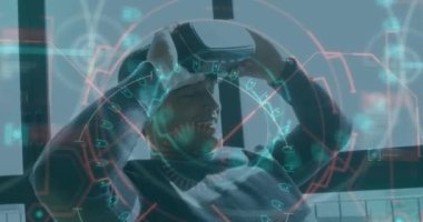 VR kulaklık takan gülümseyen adamın veri işleme ve taramasının animasyonu. küresel teknoloji bağlantısı ve dijital olarak oluşturulan iletişim konsepti.