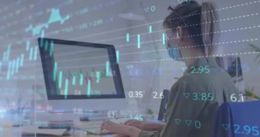 Ofiste çalışan yüz maskesi takan bir kadının istatistiklerini gösteren dijital arayüz animasyonu. Coronavirus covid 19 salgını sırasında sağlık ve korunma, dijital olarak üretilen video