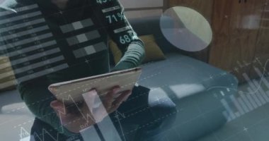 Ofiste dizüstü bilgisayar kullanan bir adamla istatistikleri gösteren dijital arayüz animasyonu. Dijital arayüz ve küresel iş, dijital olarak oluşturulan video