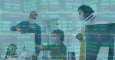 Ofisteki meslektaşlarının yüz maskesi taktığı istatistikleri gösteren dijital arayüz animasyonu. Coronavirus covid 19 salgını sırasında sağlık ve koruma dijital olarak üretilen video