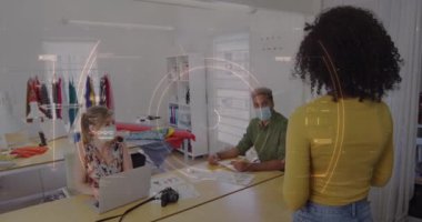 Ofisteki meslektaşlarının yüz maskesi taktığı istatistikleri gösteren dijital arayüz animasyonu. Coronavirus covid 19 salgını sırasında sağlık ve koruma dijital olarak üretilen video