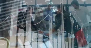 Ofiste çalışan iş adamlarına karşı finansal veri işlemenin dijital bileşimi. küresel finans ve iş konsepti