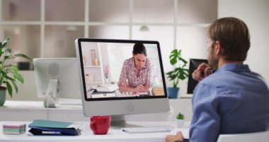 Beyaz erkek öğretmen, kız öğrenciyle video görüşmesinde bilgisayar kullanıyor. Çevrimiçi eğitim karantina süresince evde tek başına kalıyor..