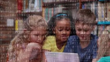 Dijital tablet kullanan öğrenci grubuna karşı ikili kodlama veri işlemesinin dijital bileşimi. okul ve eğitim kavramı