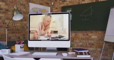 Beyaz kız öğrenci video görüşmesi sırasında bilgisayar ekranında görüntülendi. Çevrimiçi eğitim karantina süresince evde tek başına kalıyor..