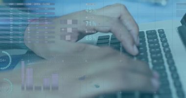 Ofiste dizüstü bilgisayarda yazan adamla istatistikleri gösteren dijital arayüz animasyonu. Dijital arayüz ve küresel iş, dijital olarak oluşturulan video