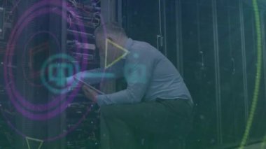 Bilgisayar sunucusunu kontrol eden adam üzerinde tarama ve dijital simgelerin animasyonu. global teknoloji, bağlantı, iş ve finans kavramı dijital olarak oluşturulmuş video.