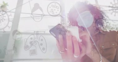 Ofiste akıllı telefonu dezenfekte eden yüz maskesi takan bir kadınla yüzen kovid 19 hücrelerinin animasyonu. Coronavirus covid 19 salgını sırasında sağlık ve korunma, dijital olarak üretilen video