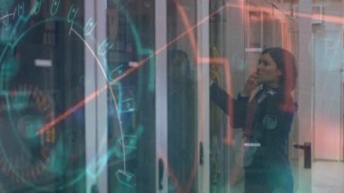 Kapsam taraması animasyonu ve bilgisayar sunucularını kontrol eden kadınla ilgili finansal veri işlemesi. global teknoloji, bağlantı, iş ve finans kavramı dijital olarak oluşturulmuş video.