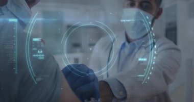 Maskeli doktor aşılayan hastayla dijital arayüz ve kovid hücrenin animasyonu. Coronavirus covid 19 salgını sırasında sağlık, tıbbi araştırma ve koruma dijital olarak üretilen video.